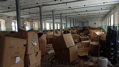 Nielegalna fabryka papierosów na Śląsku? W opuszczonym budynku znajduje się mnóstwo artefaktów! Zajrzeliśmy do środka