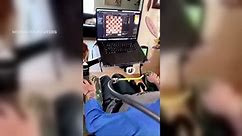 Paciente con chip de Neuralink juega al ajedrez en línea sin sus manos | Video