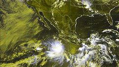 La tormenta tropical Adrián se forma en el Pacífico y dejará fuertes lluvias en 4 estados de México, advierten autoridades