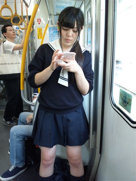 【画像】満員電車で女子高生にこっそり近づいて匂い嗅ぎやつ～ jkちゃんねる 女子高生画像サイト