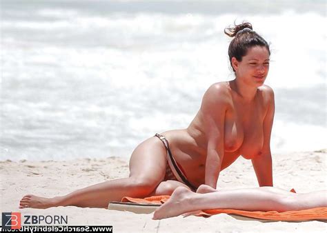Kelly Brook Bra Less On The Beach In Cancun Zb Porn
