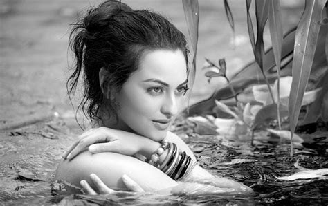 most popular hot pictures sonakshi sinha romantic image