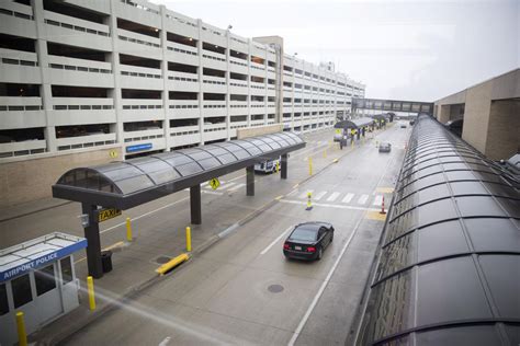 rise  flight capacity eppley airfield      airports  declines