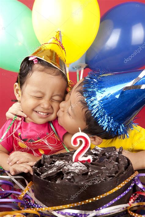 frère baise sa soeur pour son anniversaire — photographie realinemedia © 8616490