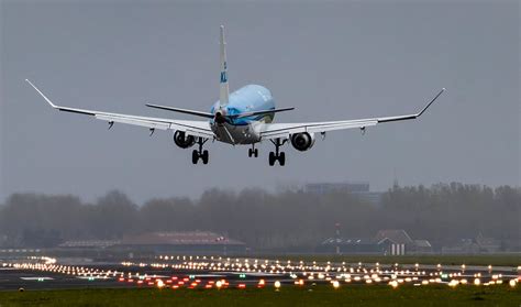 de europese luchtvaart woedt een felle strijd rond start en landingsrechten nrc