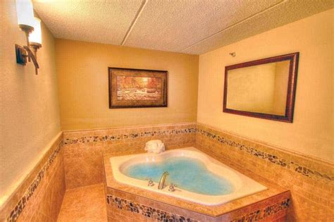 top  reasons  couples love  jacuzzi rooms  pigeon forge tn