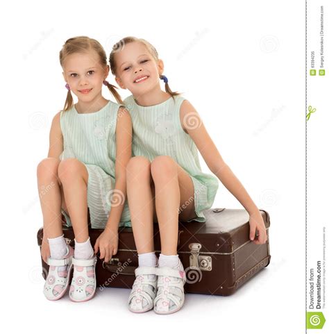 bambina con la valigia immagine stock immagine di persona 63394235