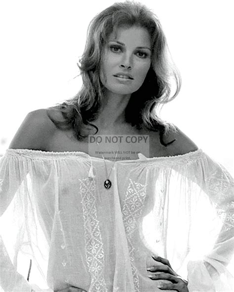 raquel welch actress and sex symbol pin up 8x10 publicity photo
