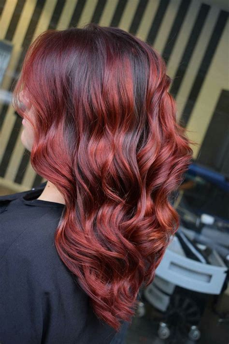 Il malto che si trova al suo interno idrata la chioma e l’arricchisce di delicati riflessi color miele. Pin di Annalisa Orrei su capelli | Capelli castani con riflessi rossi