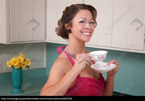 Glückliche Frau Trinkt Kaffee Lizenzfreies Foto 4624756
