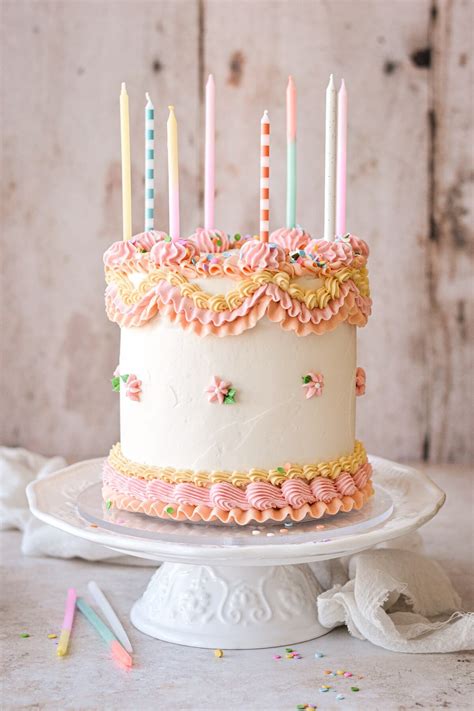 victorian piping    big cake trend