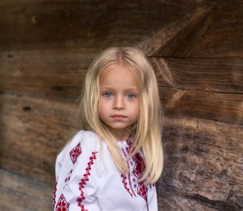 nádherné blond holčička v ukrajinské národní kroj — stock fotografie © tailex47 58512111