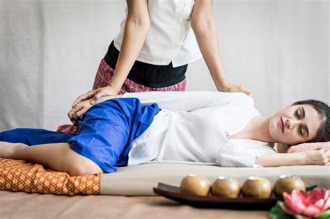 la mujer está recibiendo masaje de brazos en thai massage spa foto