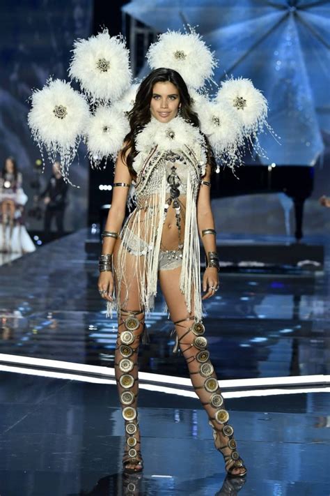 37 Iconic Supermodel Moments From The Victorias Secret Fashion Show