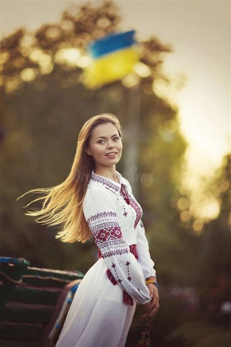 ukrainisches schönes mädchen im kostüm stockfoto bild von ukrainisch