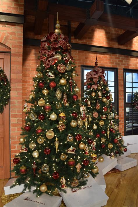 timeless red green  gold christmas tree decorating ideas