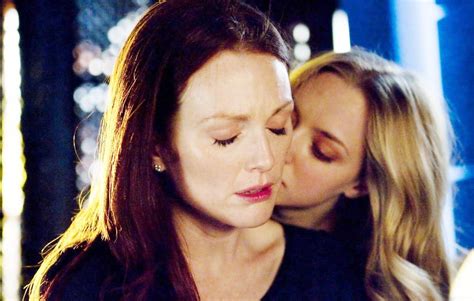 julianne moore and amanda seyfried in chloe les films in 2019 pinterest julianne moore