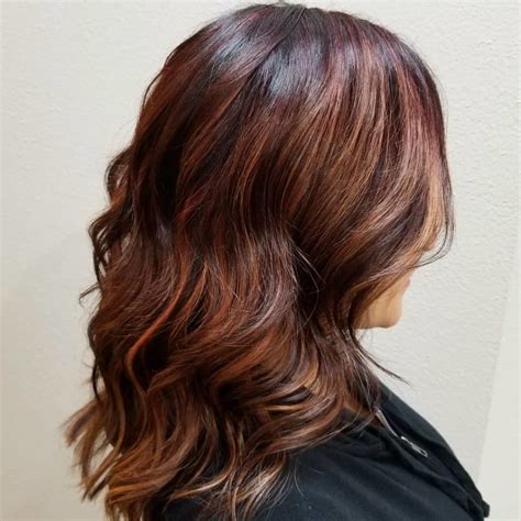 Ecco tutto quello che devi sapere sui capelli color mogano, la tendenza colore 2019/2020. Capelli Rosso Mogano: una tonalitÃ  intensa e sensuale - CapelliStyle