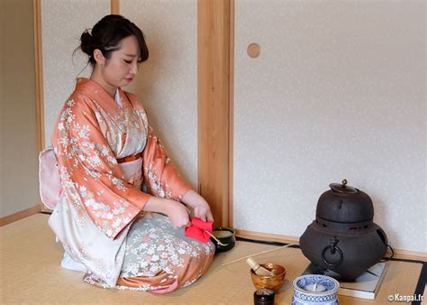 la ceremonie du  lart traditionnel japonais pour servir le matcha