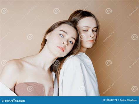 Modeschönheitsmodelle Zwei Schöne Nackte Mädchen Der Schwesterzwillinge