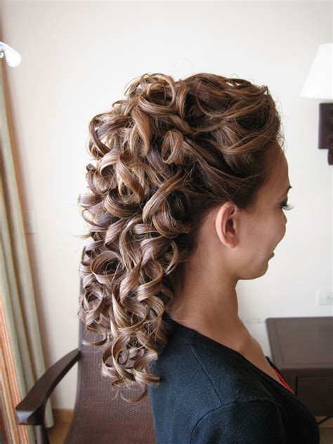 79 Stylish And Chic Half Up Half Down Curly Hair For Wedding With