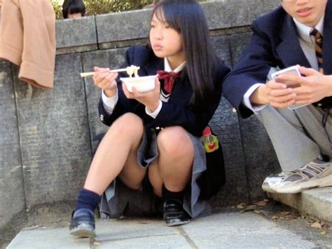 【jkパンチラ盗撮エロ画像】座ってる女子校生のパンツを覗き
