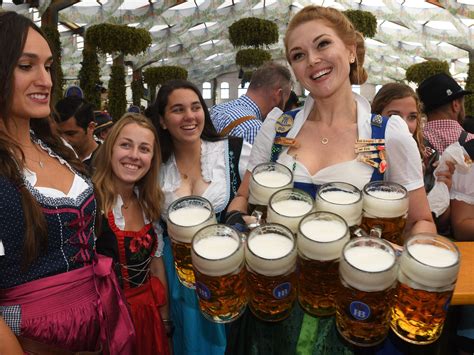 Volksfeststimmung Und Bier Oktoberfest Hat Begonnen Deutschland