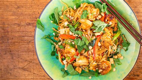 myoto rachael s everything pad thai rachael ray show