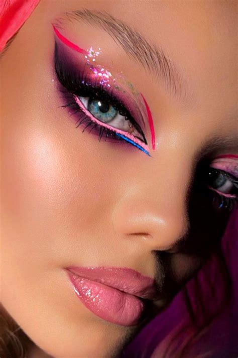 30 Spring Makeup Trends 2022 Graphic Line And Pink Glittery Makeup Look