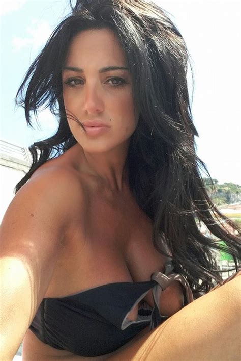 Η marika fruscio σε selfies με nip slip σε παραλία της Νάπολι kanoni net