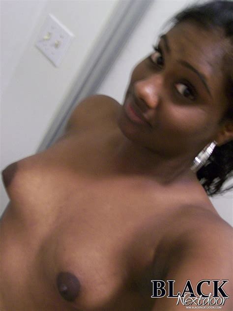 amateur black girl makes nude selfies at home