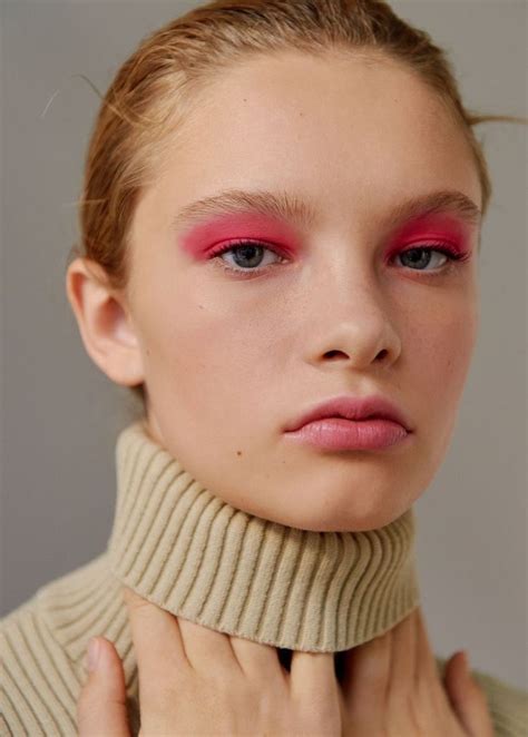 hot pink editorial makeup maquillage des annees  maquillage visage rond maquillage