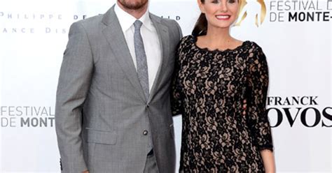 Stephen Amell S Wife Cassandra Jean Is Pregnant See Her