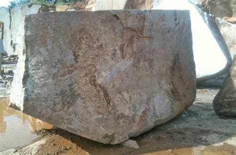 Pietra dura e versatile, che non passa mai di moda, è da sempre apprezzato per la sua durevolezza, . Lastre e Blocchi di basalto, granito, marmo e trachite