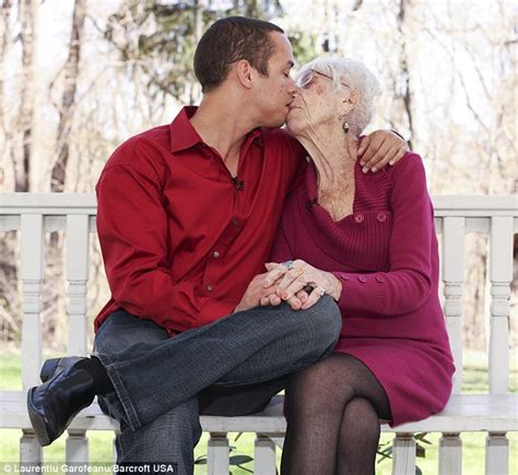 Молодой американец занимается сексом с 91 летней бабушкой Ридус
