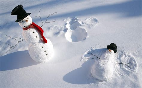 twee sneeuwpoppen  de sneeuw mooie leuke achtergronden voor je bureaublad pc laptop tablet