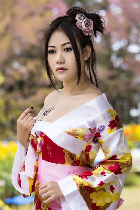 Femme Sexy Asiatique Avec Le Kimono Japonais Image Stock Image Du