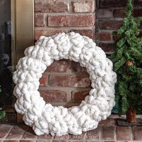 chunky yarn wreath made with finger knitting
