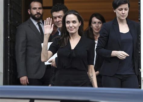Angelina Jolie Visita Grecia Para Conocer La Situación De Los Refugiados