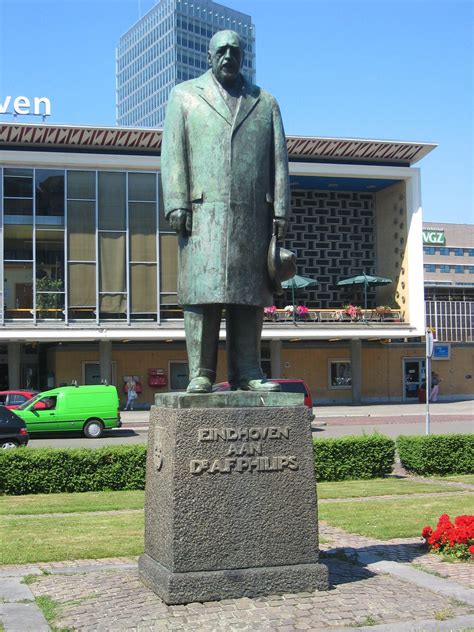 standbeeld anton frederik philips bij station eindhoven eindhoven living  europe netherlands