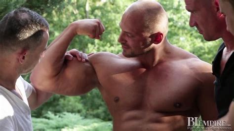 muscle hunk tomm tomas friedel stars in bisexual orgy