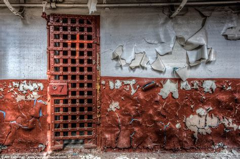 haunting look inside abandoned tennessee state prison where the green mile was filmed daily