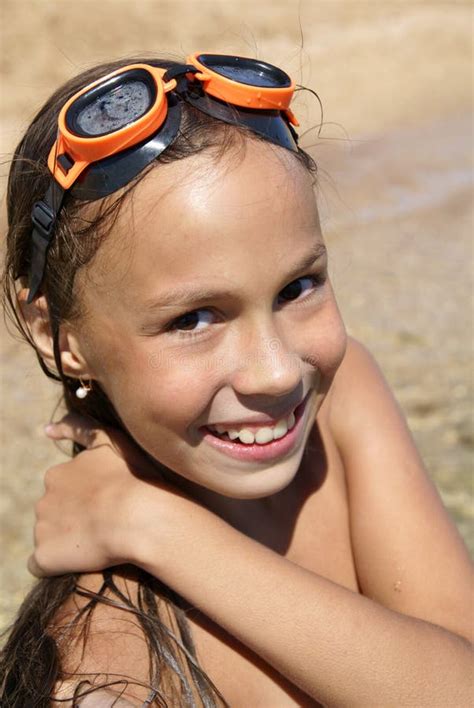 muchacha del preadolescente en la playa del mar imagen de archivo