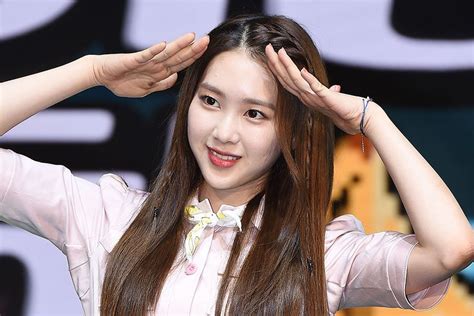 Oh My Girl S Jiho Revealed To Have Injured Ankle Again