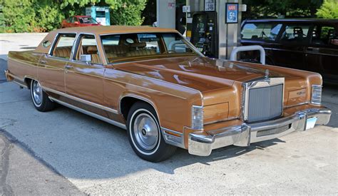 file lincoln continental town car front rightjpg wikimedia commons
