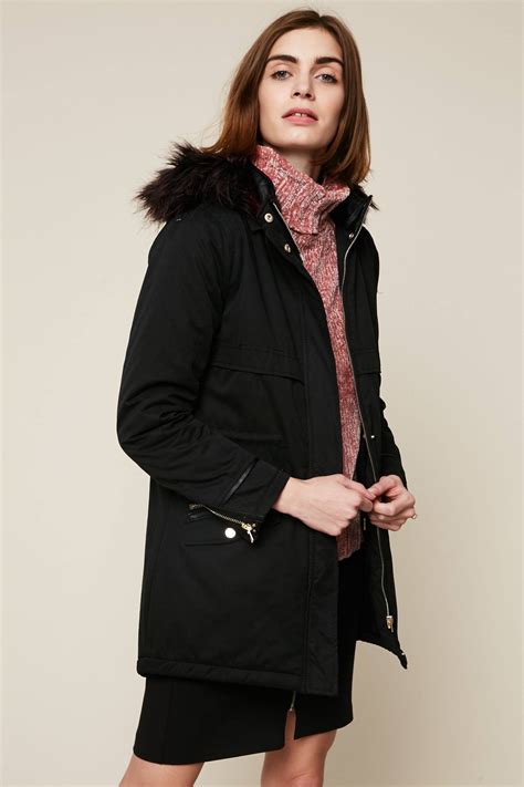 manteau long noir  capuche en fourrure synthetique manteau femme monshowroom izivacom