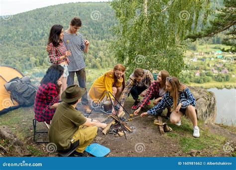 een groep jongeren die buiten koken stock foto image  paddestoelen paddestoel
