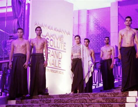 kareena kapoor looks smoking hot as she walks ramp for anamika khanna at lakme fashion week 2015