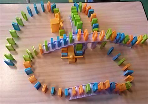 domino bouw van domino stenen een lang parcours hoe meer bruggetjes hoe leuker nadat je de