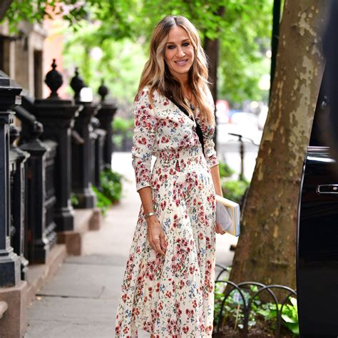 sarah jessica parker has a carrie bradshaw moment in the city vogue